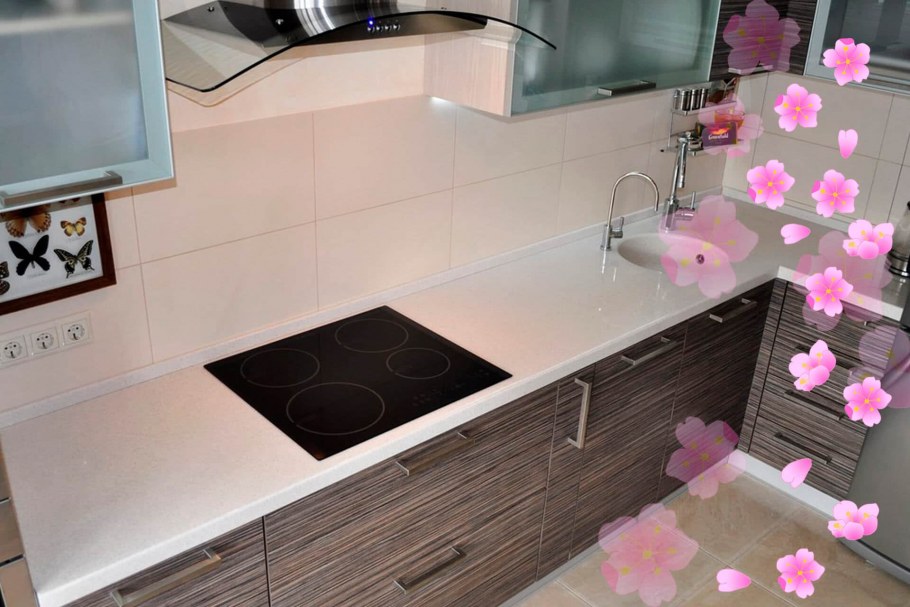 Варочная панель на белой столешнице