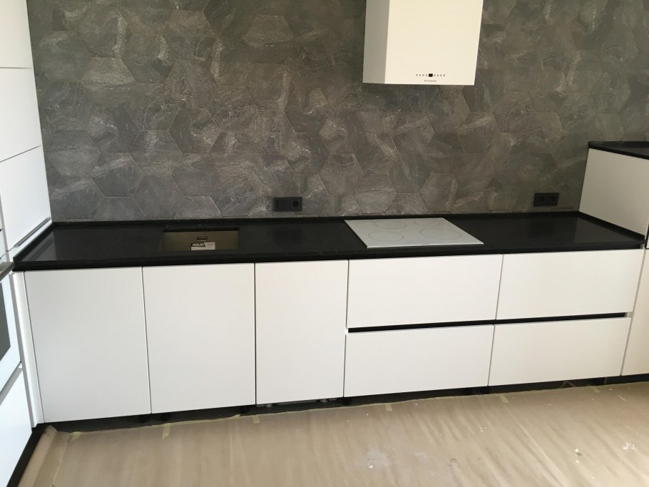 Белая кухня черная варочная панель и духовой шкаф