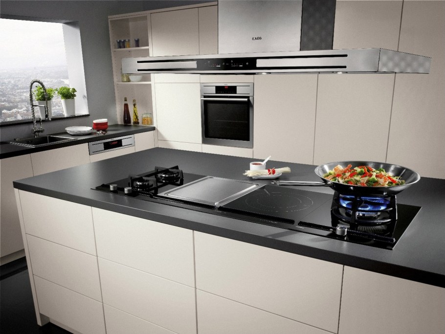 Варочная панель на белой столешнице