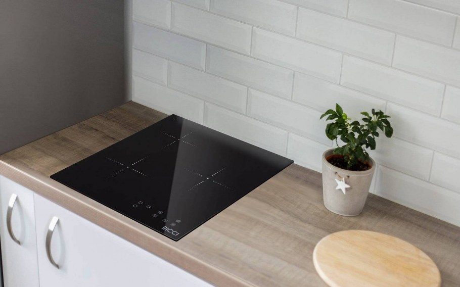 Черная варочная панель на светлой столешнице