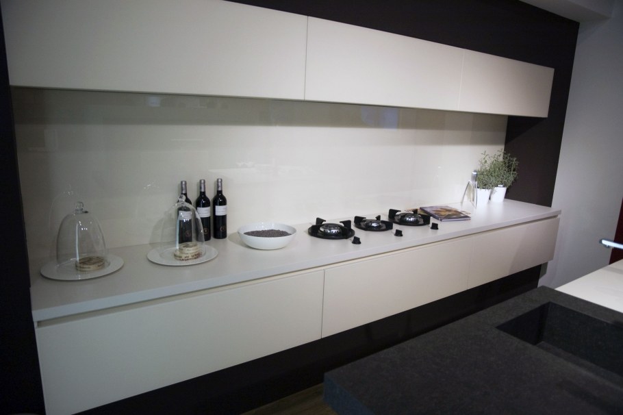 Столешница черный кварц агломерат кухня