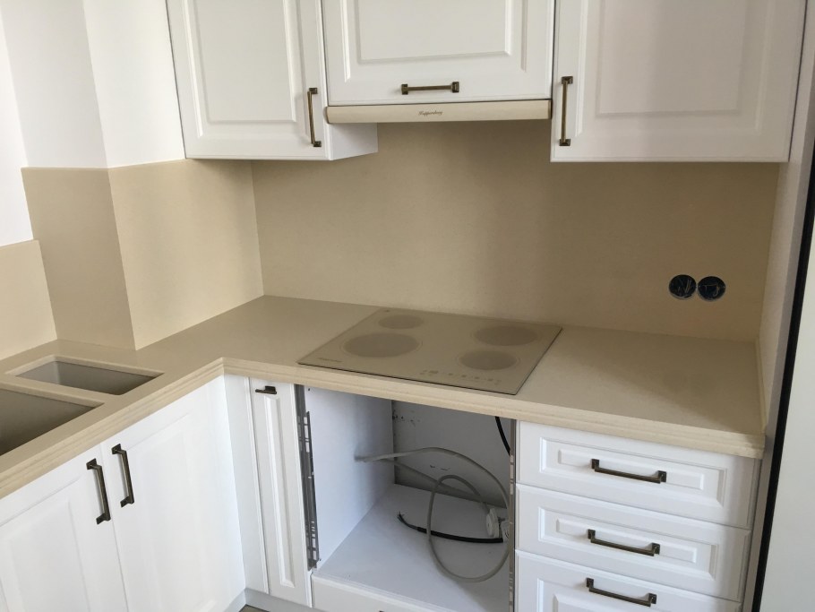 Черная мойка на светлой столешнице