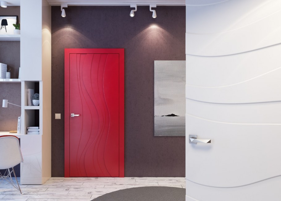 Серая входная дверь в дом