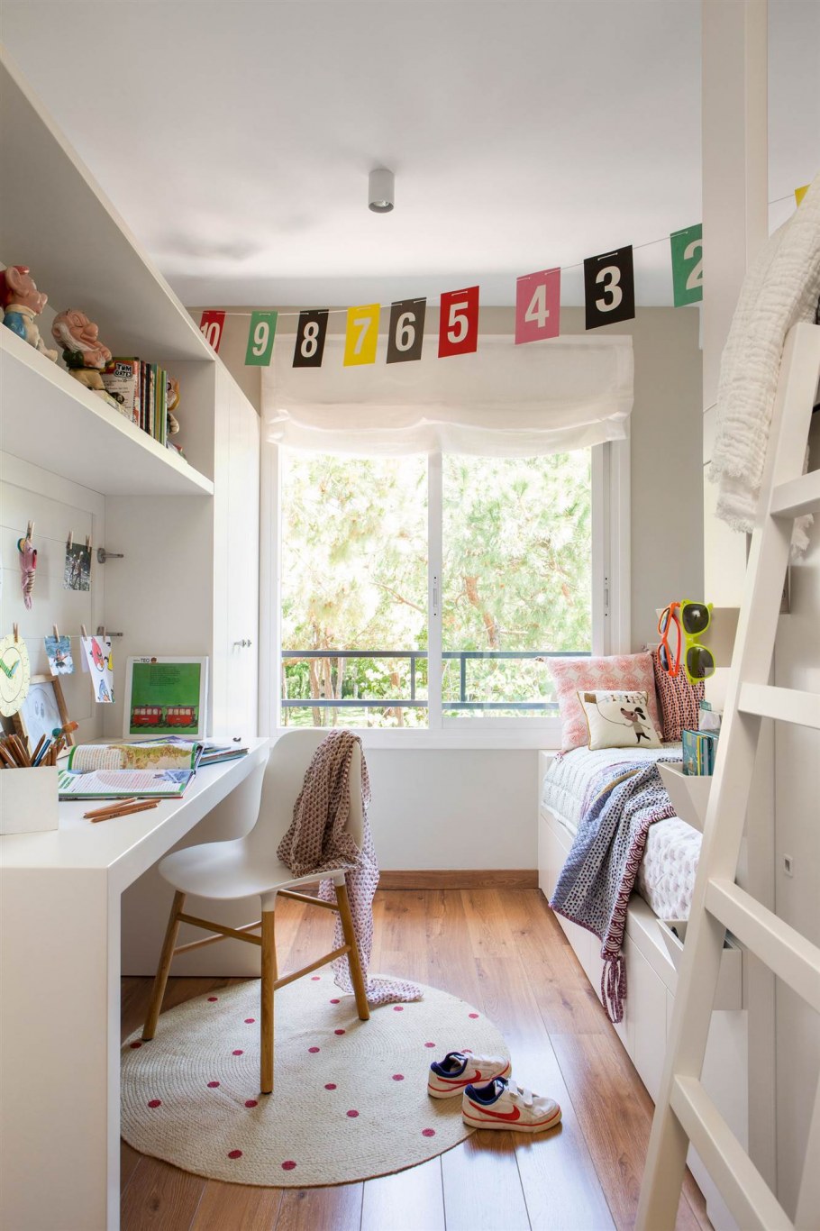 Узкая детская комната