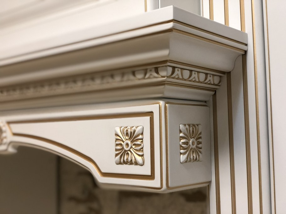 Фасад Афина с золотой патиной