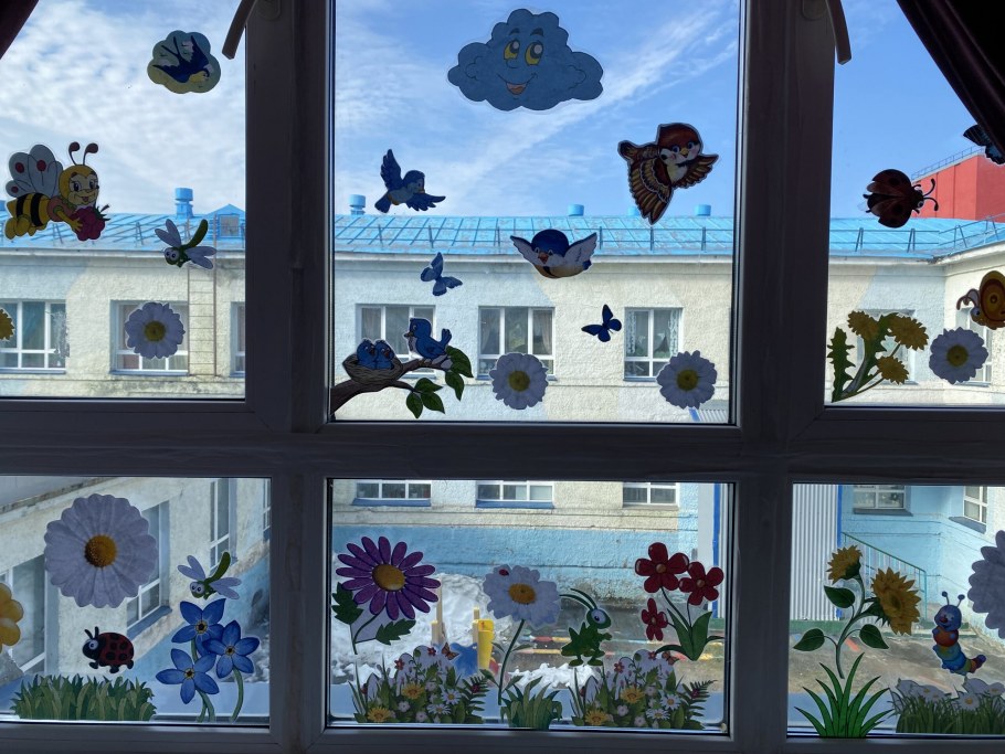 Летнее украшение окон в детском саду