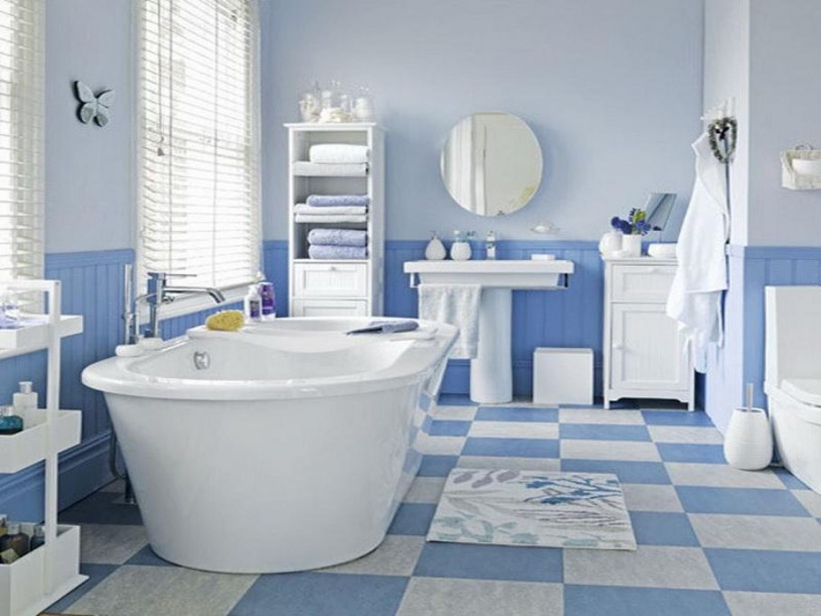 Плитка на стене белая с голубым