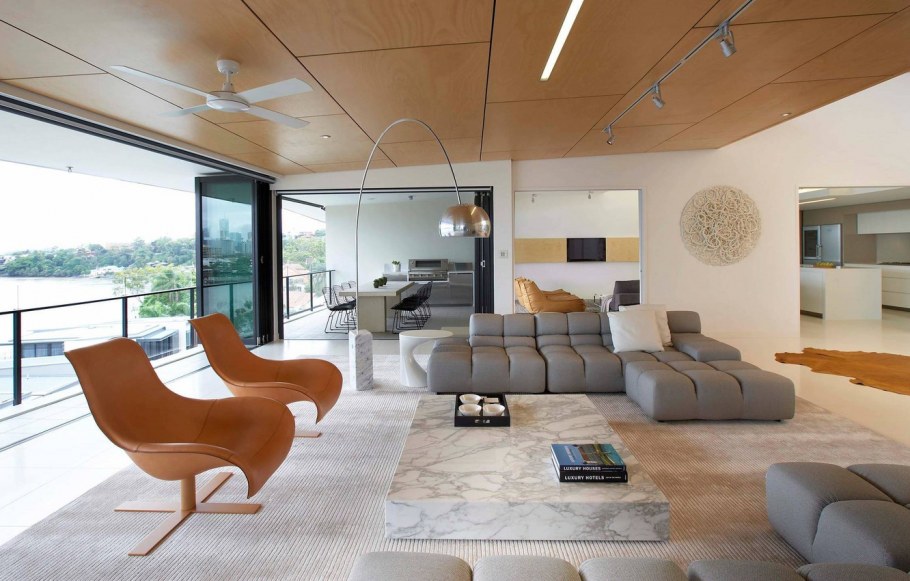 Светлая гостиная с панорамными окнами