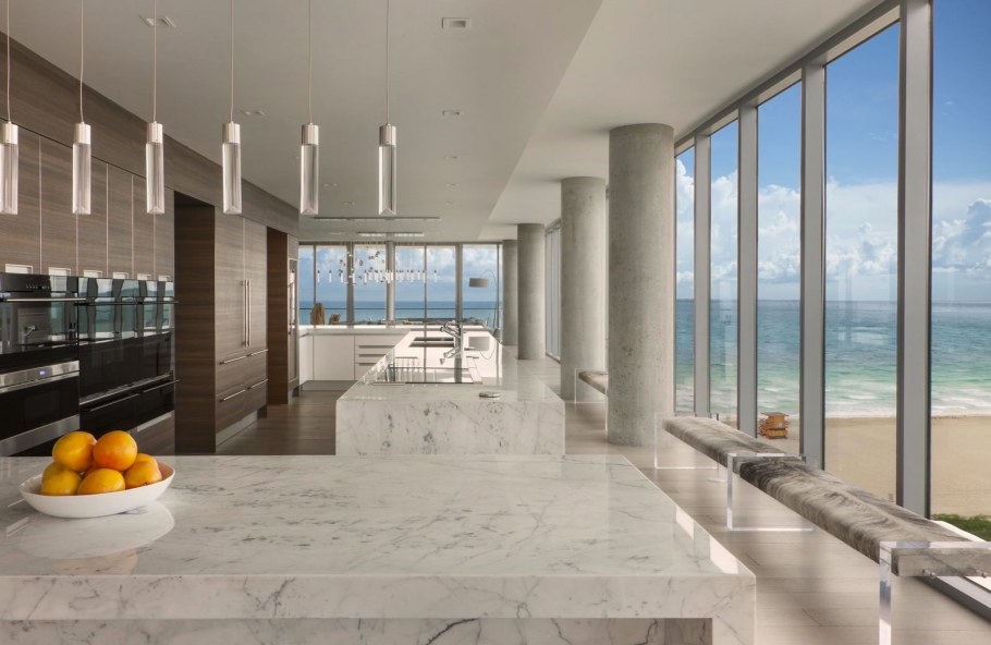 Интерьер кухни в пентхаусе