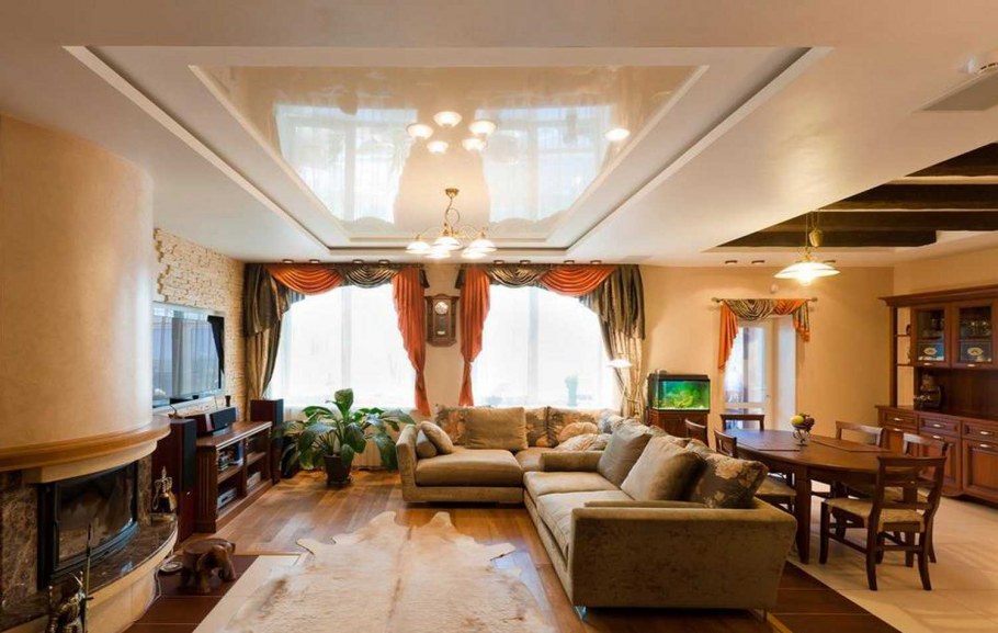 Натяжной потолок в гостиной в доме