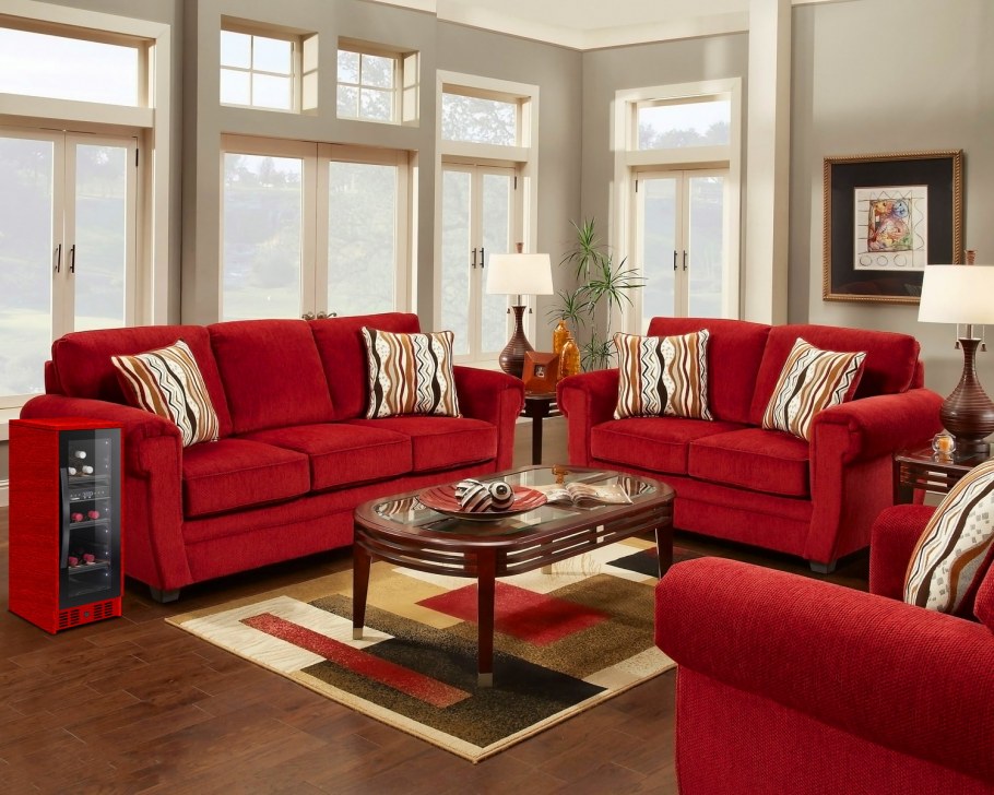 Бордовый диван в интерьере