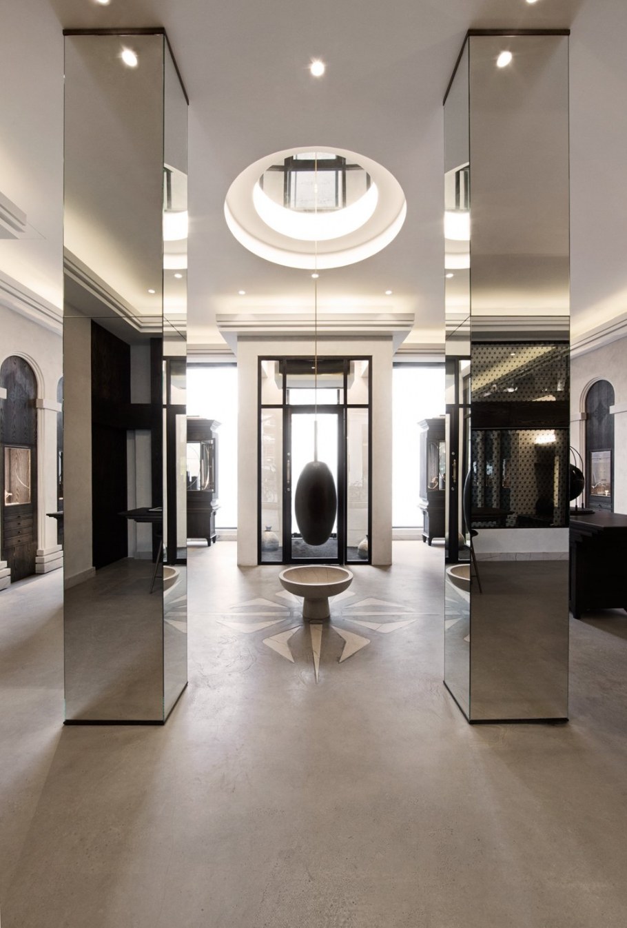 Зеркальная плитка на колонне