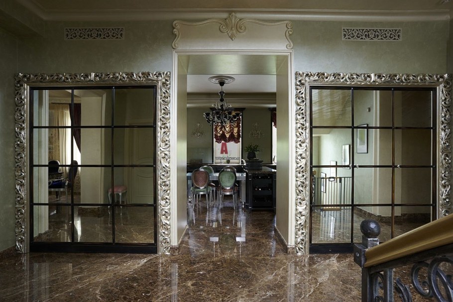 Зеркальная плитка в арке