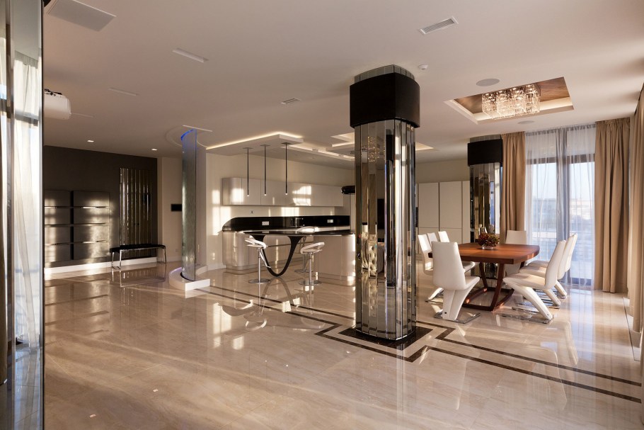 Зеркальная колонна в интерьере