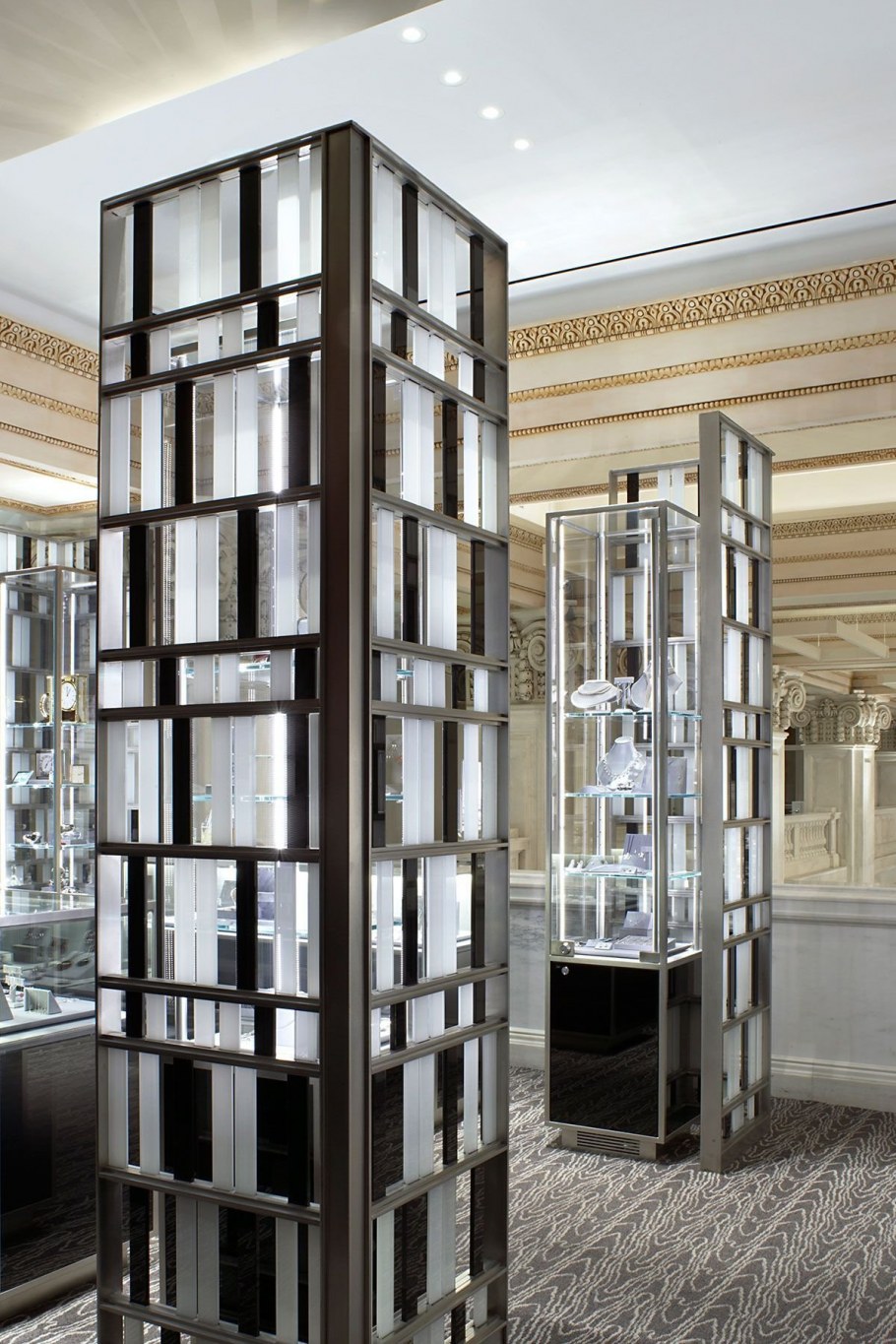 Отделка колонн зеркалом