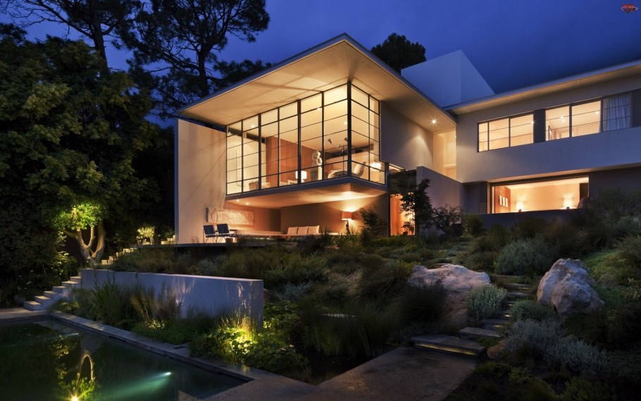 Современный дом мечты с садом