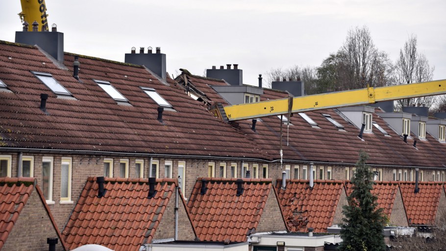 Подъем кровли на крышу краном