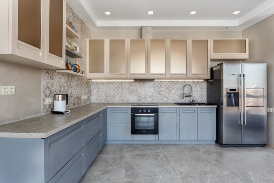 Бежево голубая кухня