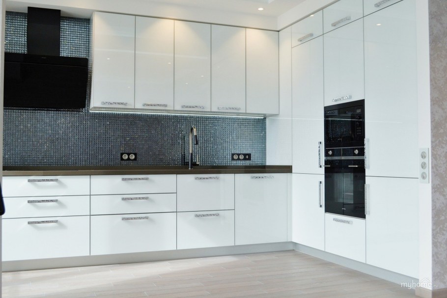 Кухня с белыми глянцевыми фасадами