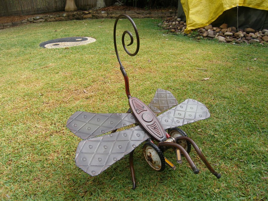 Садовые фигуры из старых лопат