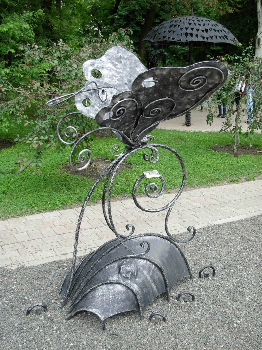 Металлические фигурки для сада и дачи