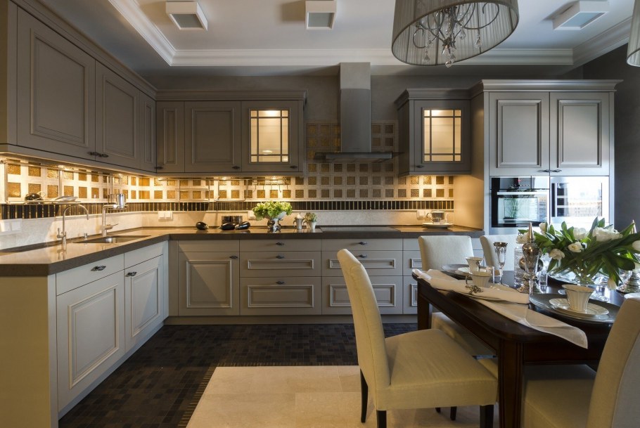 Бежевая кухня с черной столешницей