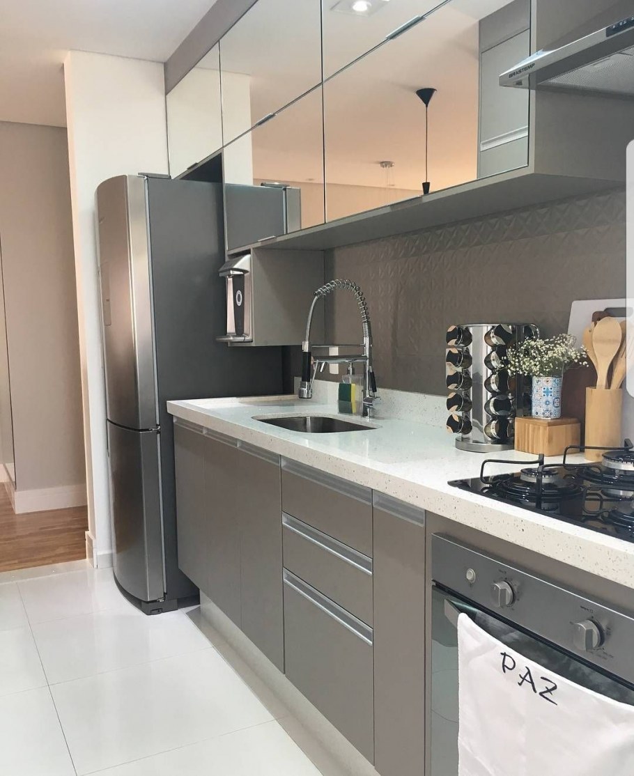 Кухня в серо-белых тонах