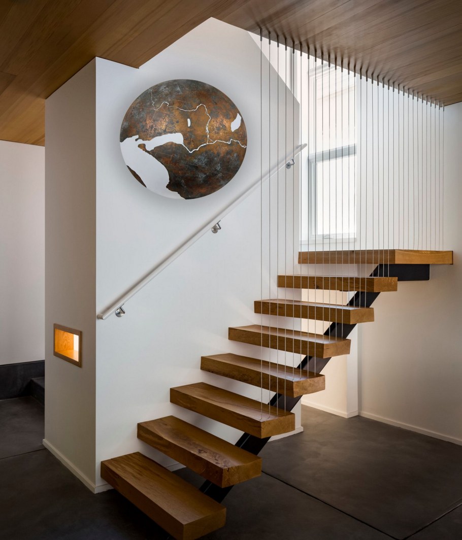 Подвесная лестница на второй этаж в частном доме