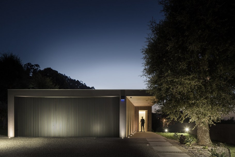 Ангар в стиле Хай тек