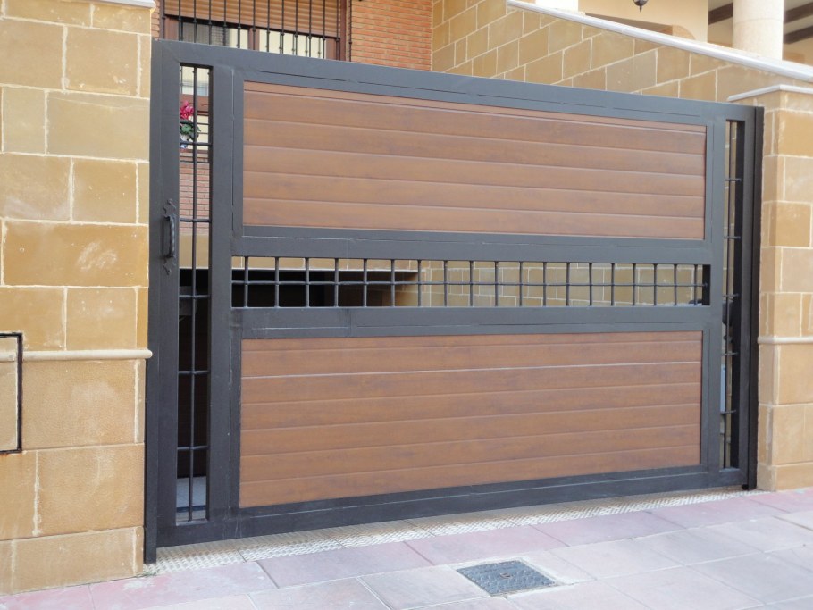 Современные распашные ворота