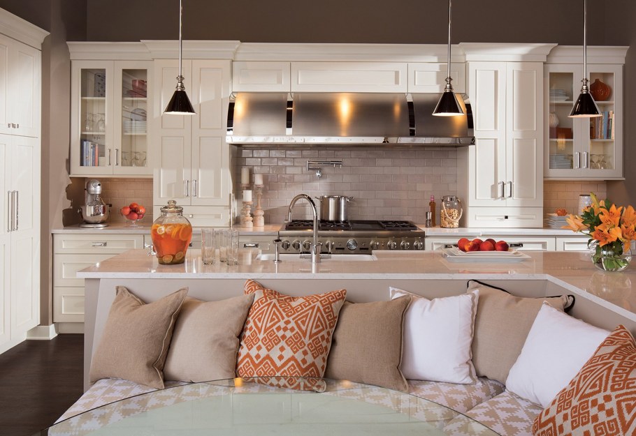 Уютная современная кухня