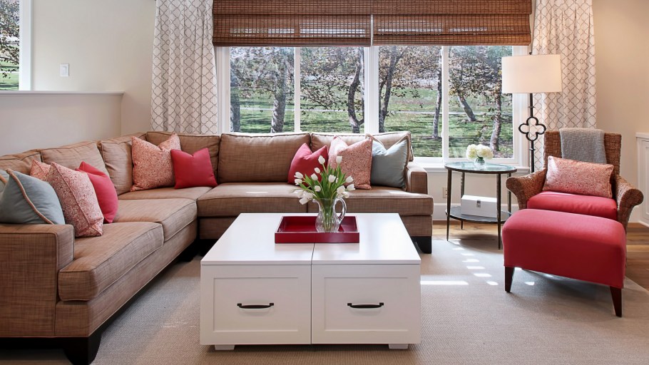 Уютная гостиная с диваном