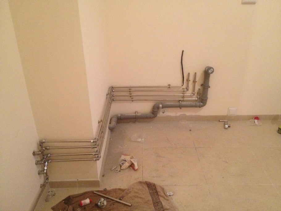 Прокладка труб в квартире