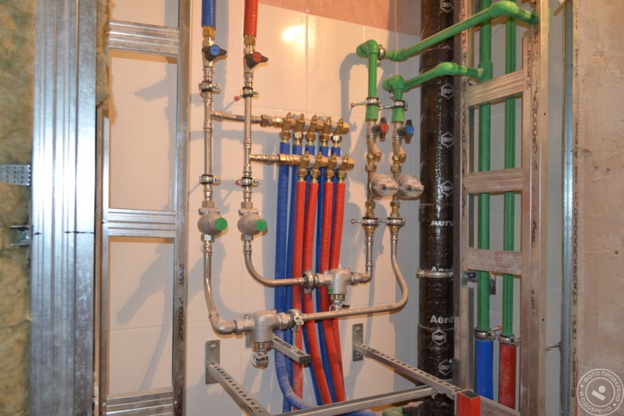 Интерьер лофт с медными трубами