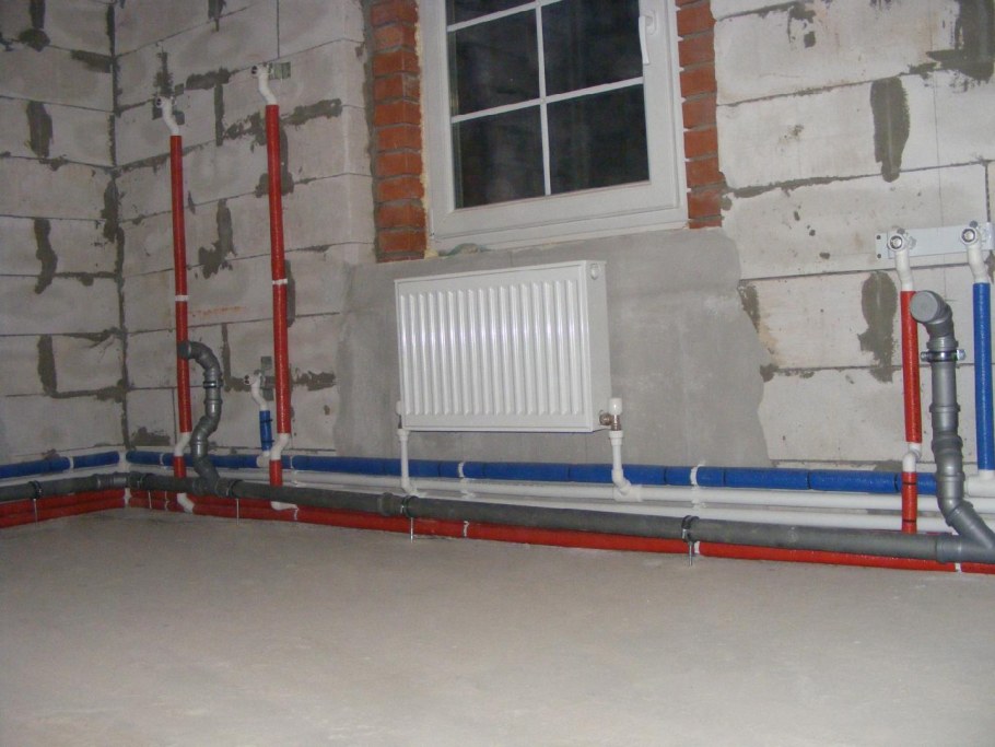 Разводка труб водоснабжения из труб Рехау