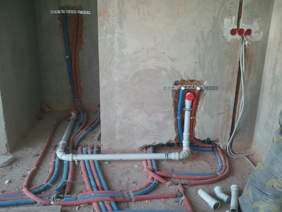 Канализационные трубы в ванной комнате