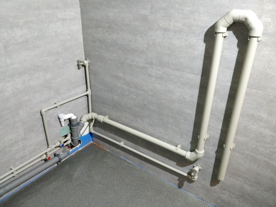 Металлопластиковые трубы в стене