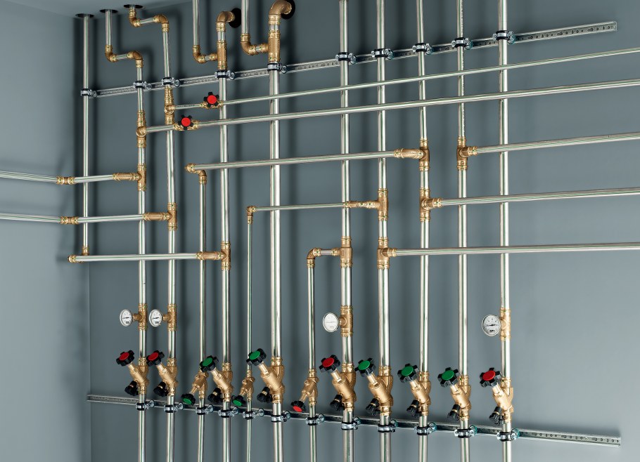 Открытая прокладка труб в ванной