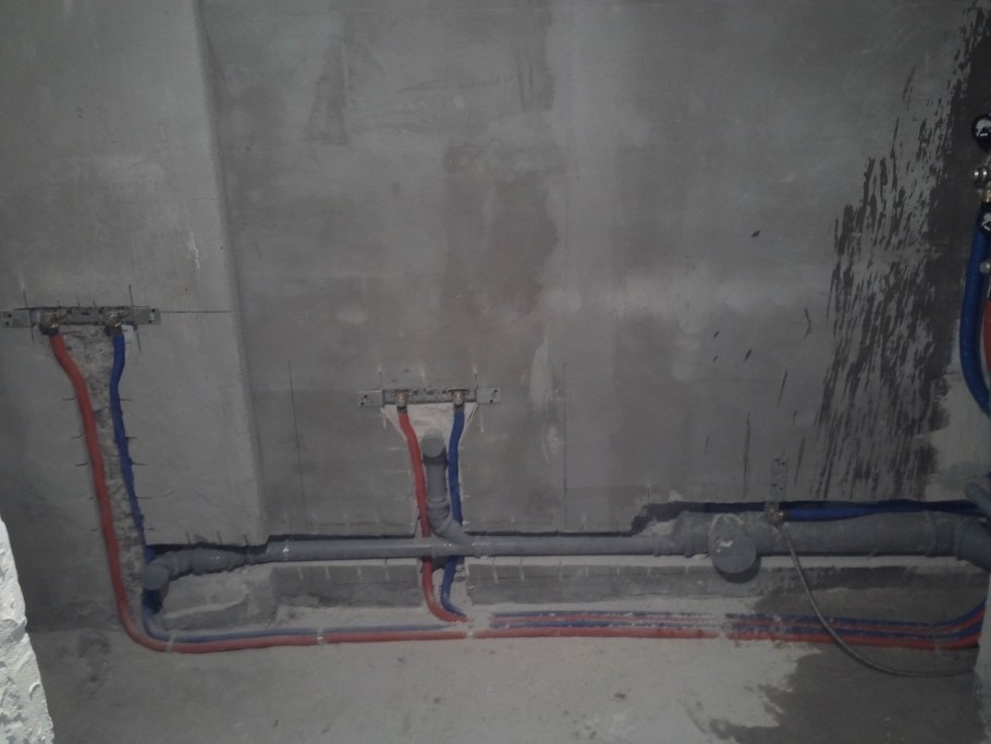 Канализационная труба в новостройке