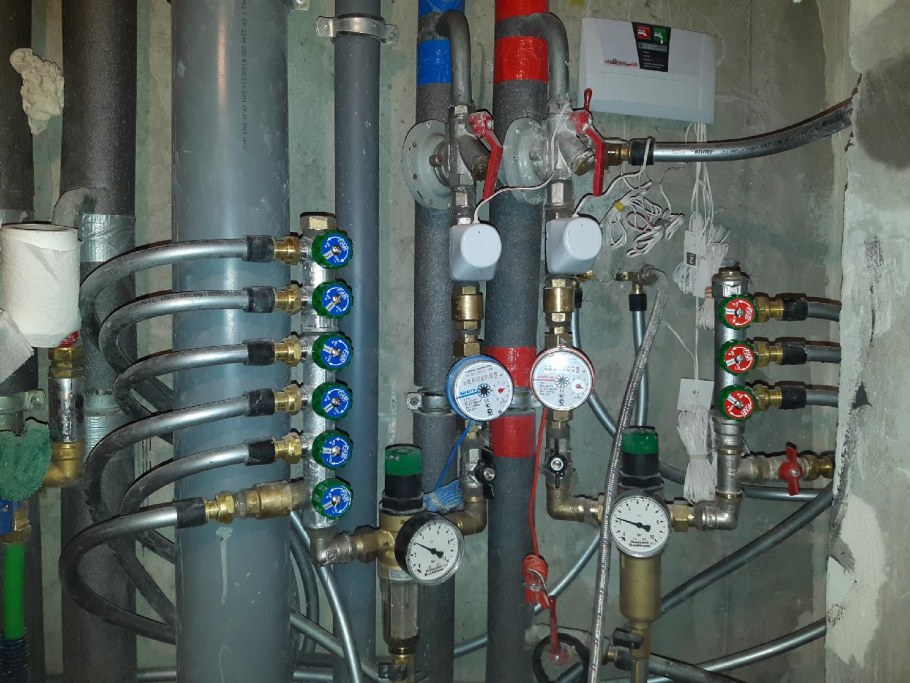 Монтаж канализационных труб в ванной в штробу