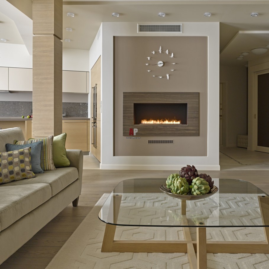 Встраиваемый камин в интерьере гостиной