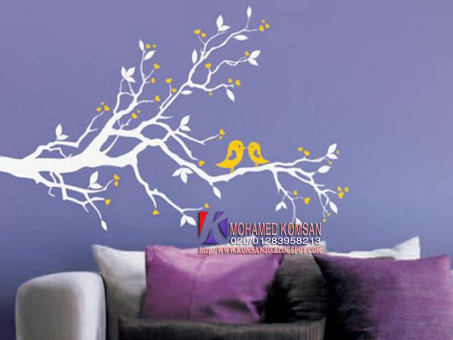 Дерево на лиловой стене