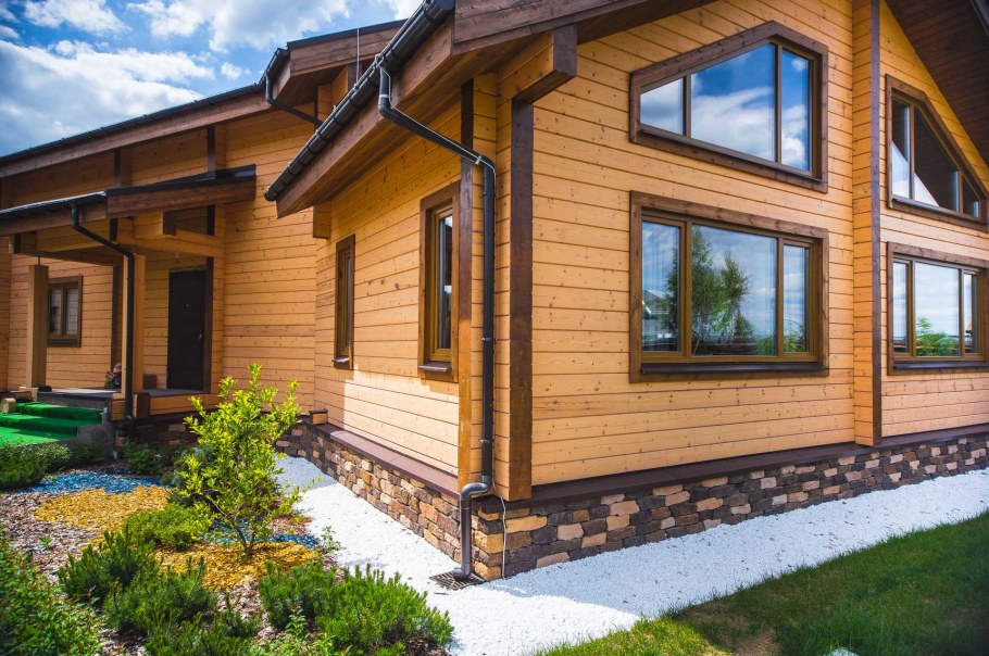 Дерево на фасаде