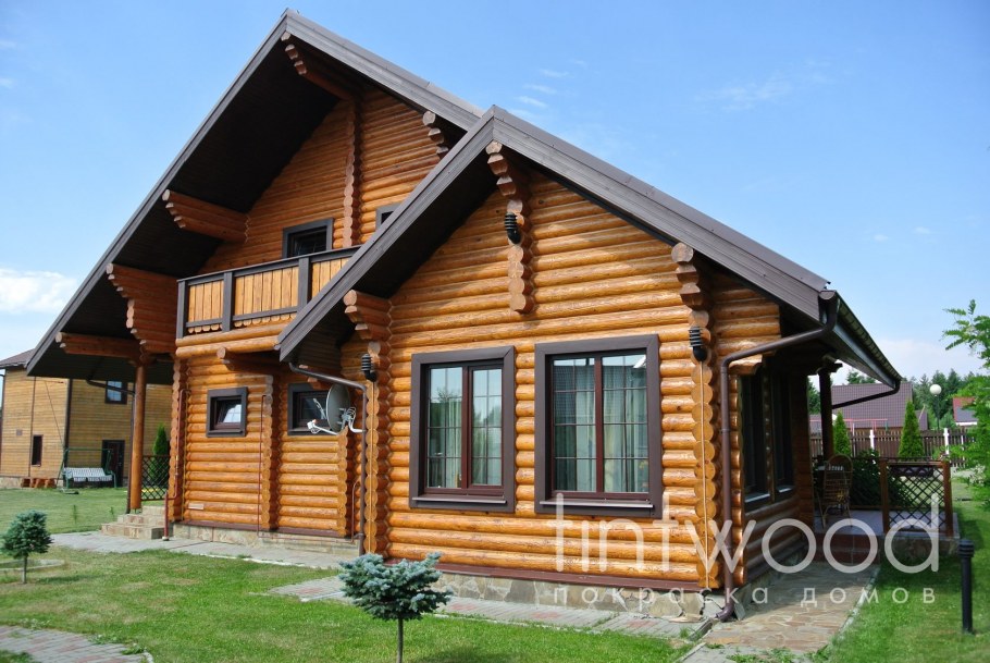 Коричневый бревенчатый дом