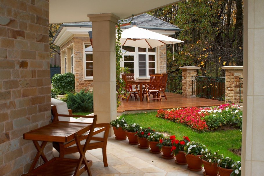 Патио в загородном доме