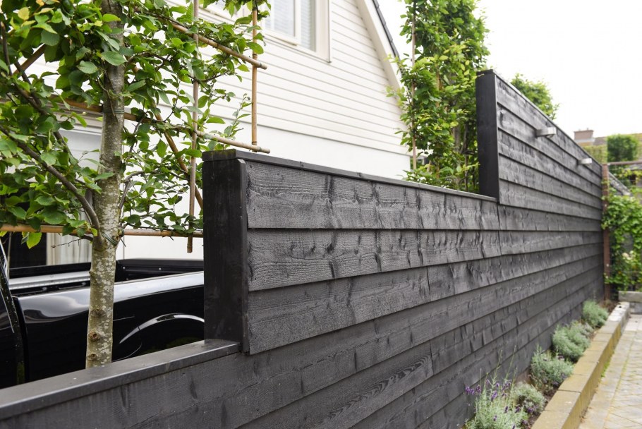 Черный деревянный забор