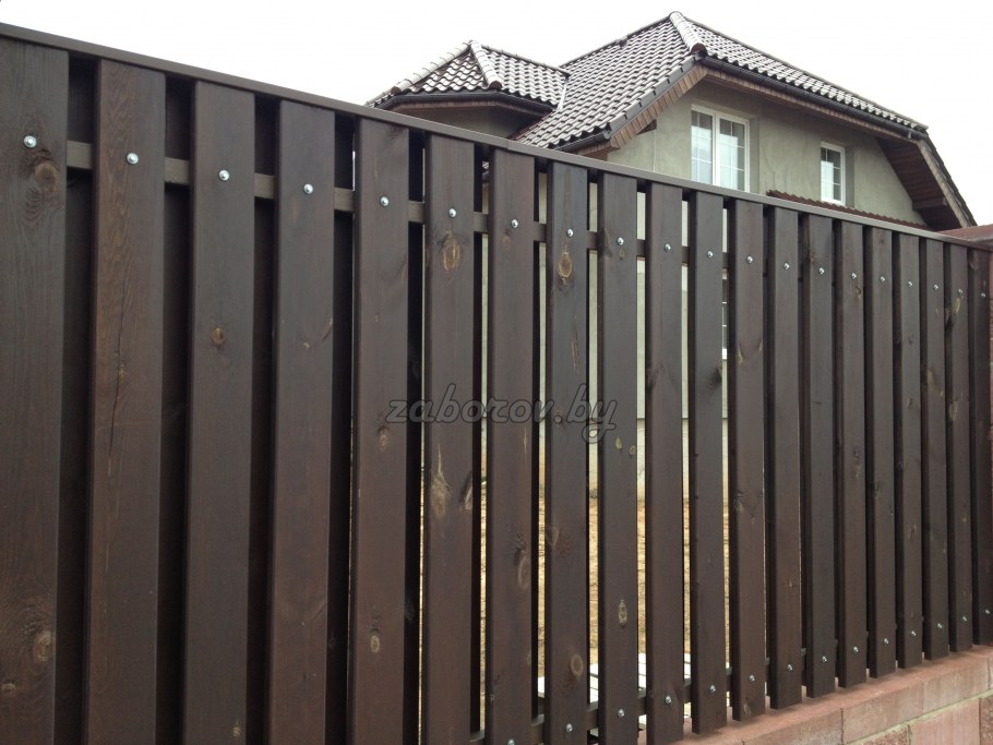Деревянный забор на металлическом каркасе