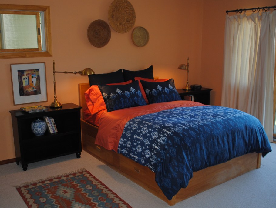 Оранжевые шторы в интерьере спальни