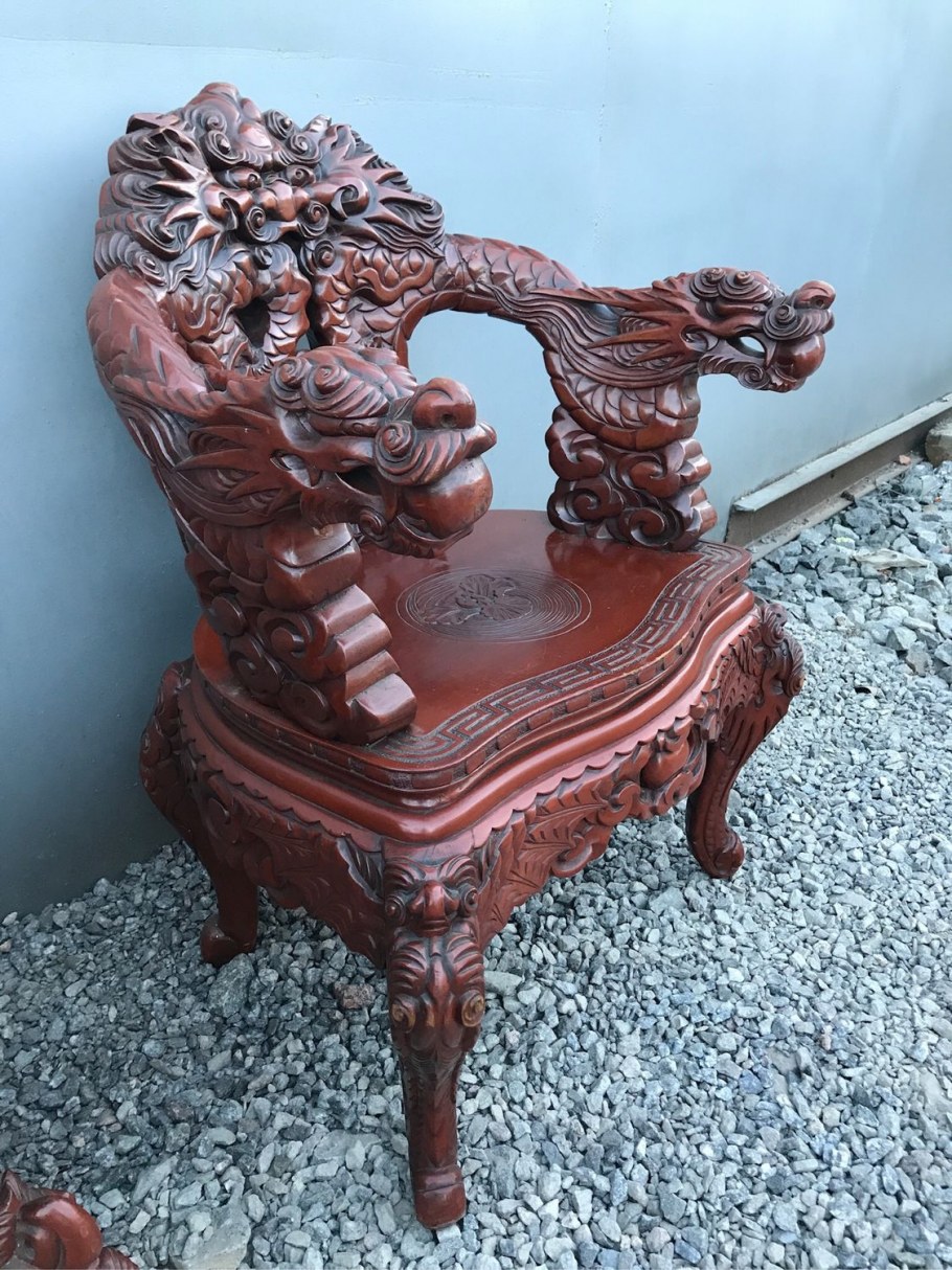 Резные кресла из дерева