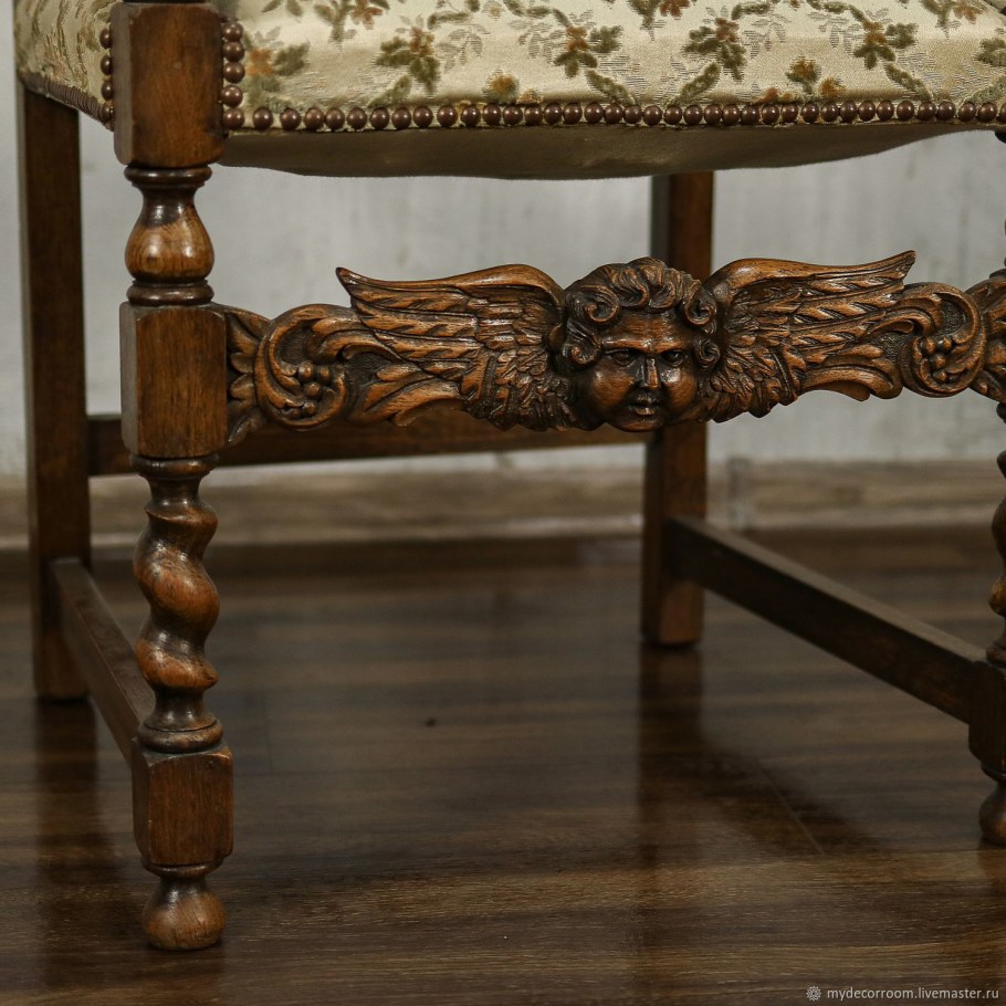 Резное кресло